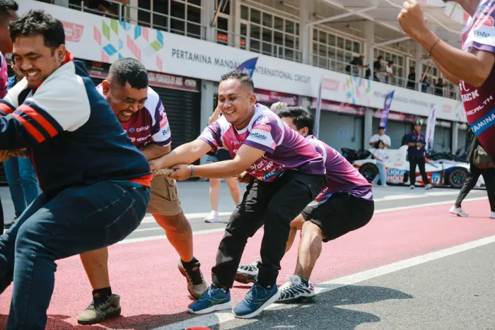 Pit Lane Tug of War | MFOS Round 3